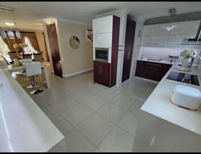 6 BEDROOM HOUSE FOR SALE IN SOMERSET PARK